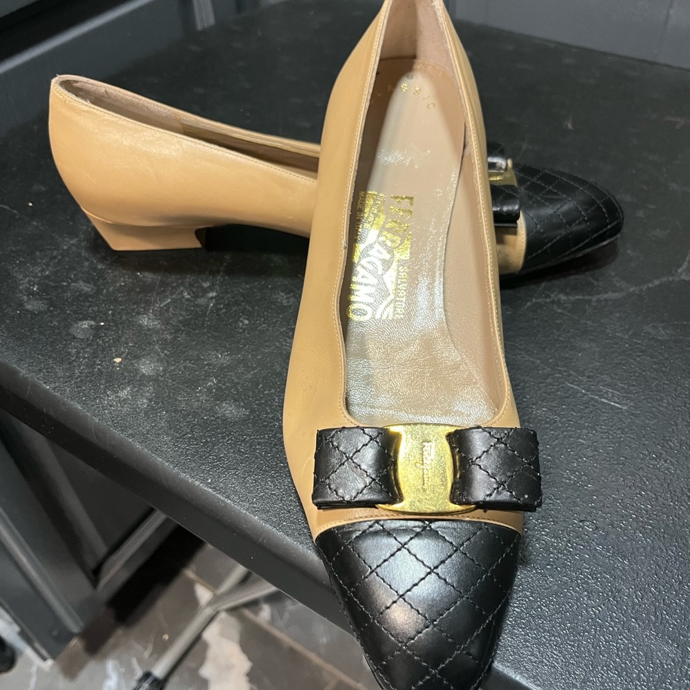 Salvatore Ferragamo Saks Fifth Avenue Tan Flat Pumps Heels Shoes Women 9 B